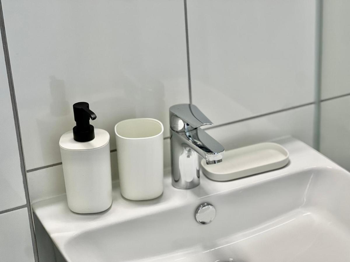 Nujen- Hotel Und Apartment Stuttgart Zuffenhausen Exteriör bild