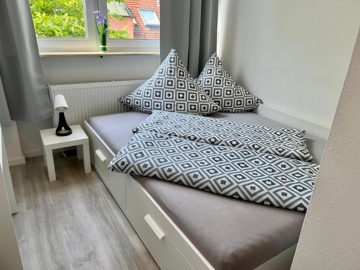 Nujen- Hotel Und Apartment Stuttgart Zuffenhausen Exteriör bild